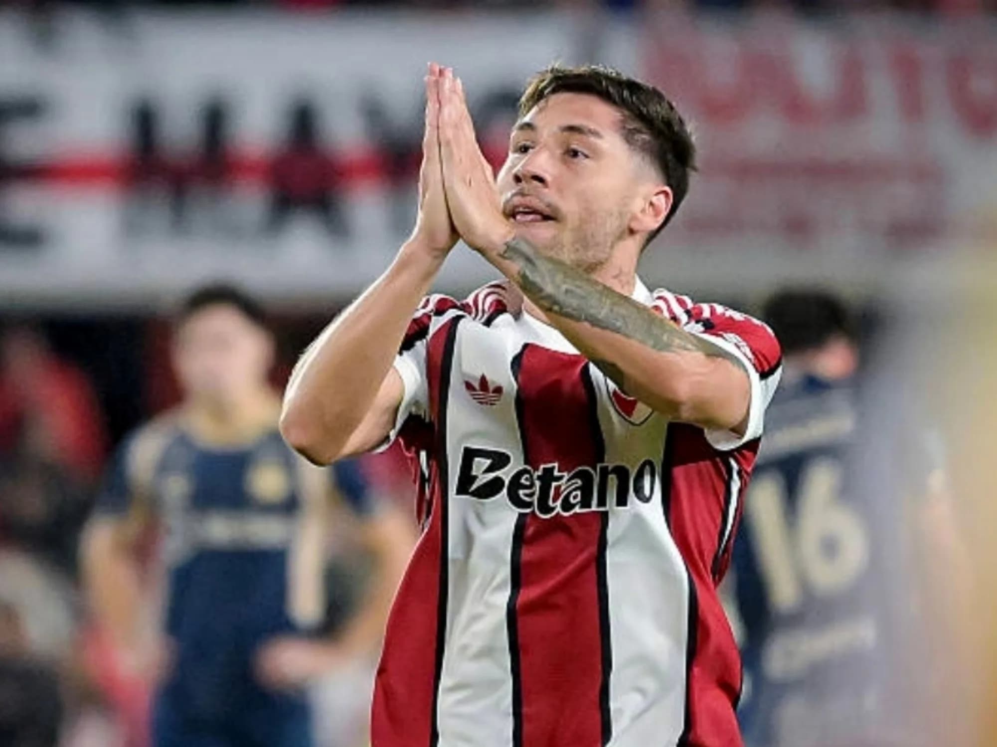 Video: Gonzalo Montiel volvió al gol en River, lo festejó con un pedido de disculpas y salió con una molestia