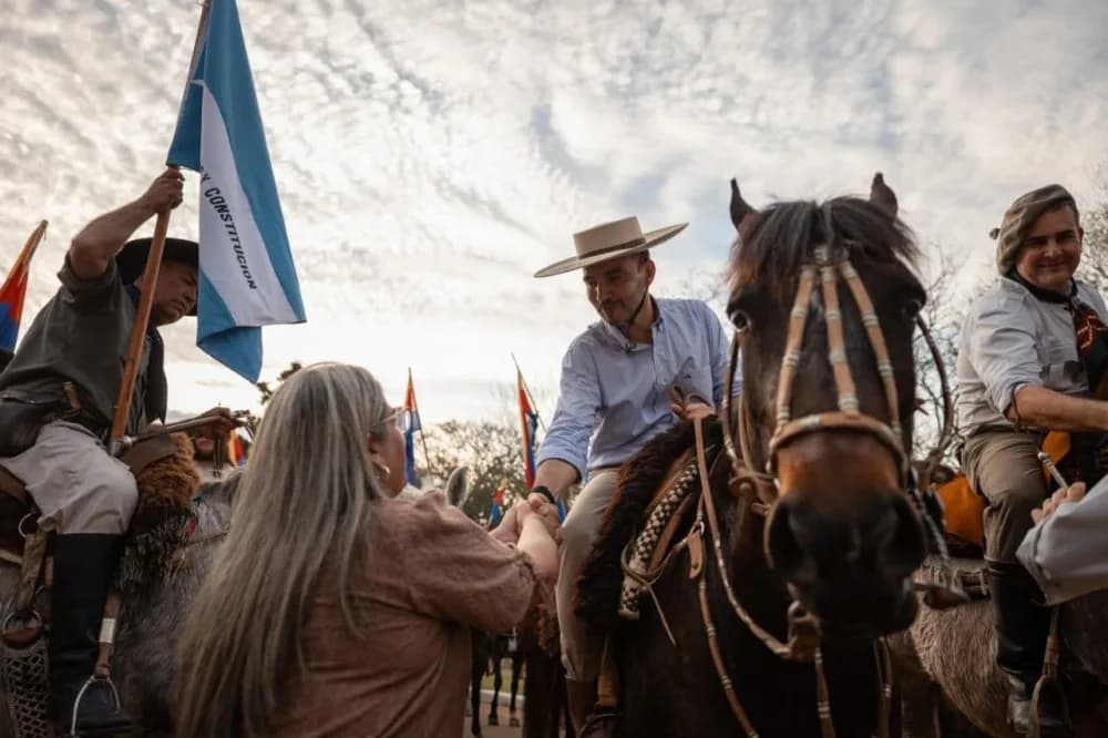 El gobernador participó de la tradicional cabalgata patriótica hacia Yapeyú