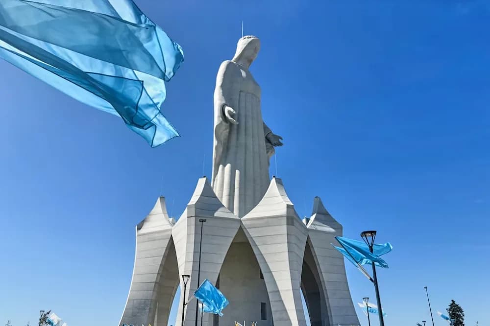 La estatua de la Virgen María más alta fue inaugurada en un pequeño pueblo