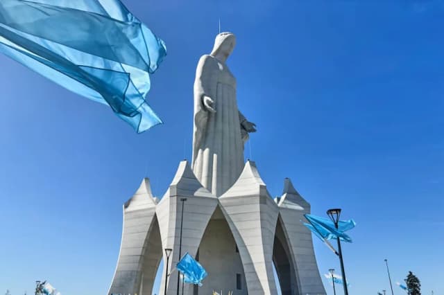 La estatua de la Virgen María más alta fue inaugurada en un pequeño pueblo