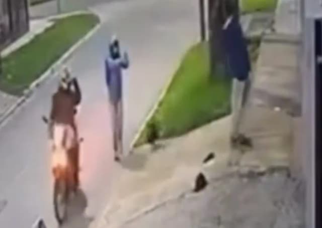 Le robaron la moto y mientras lloraba, lo volvieron a asaltar