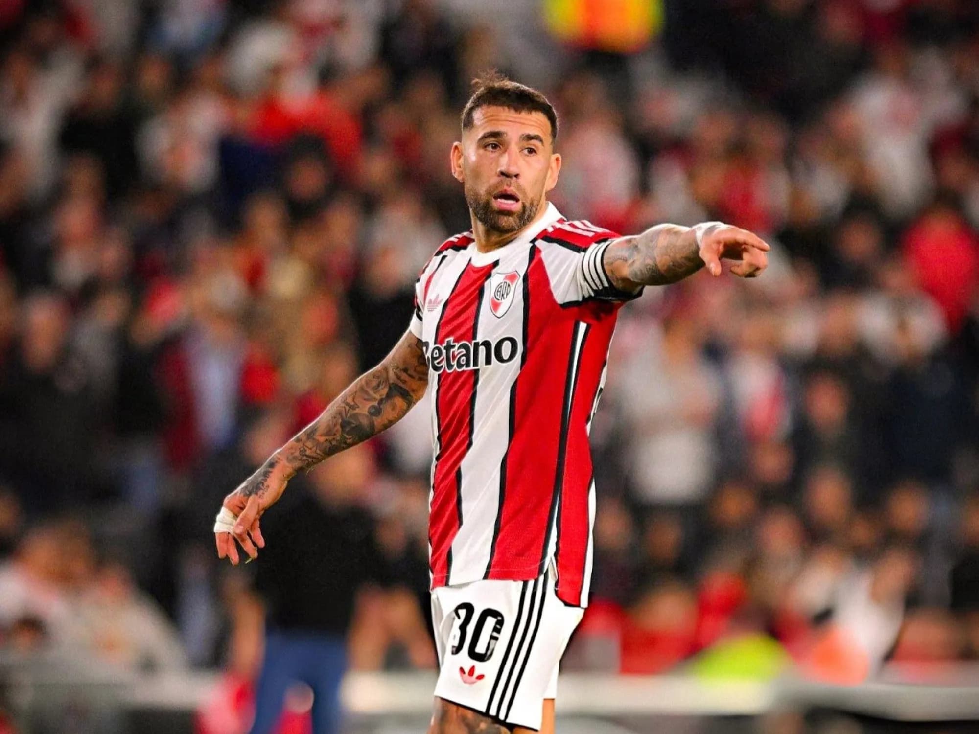 Otamendi, más capitán que nunca: su reclamo viral al árbitro por el penal y el gesto en el final
