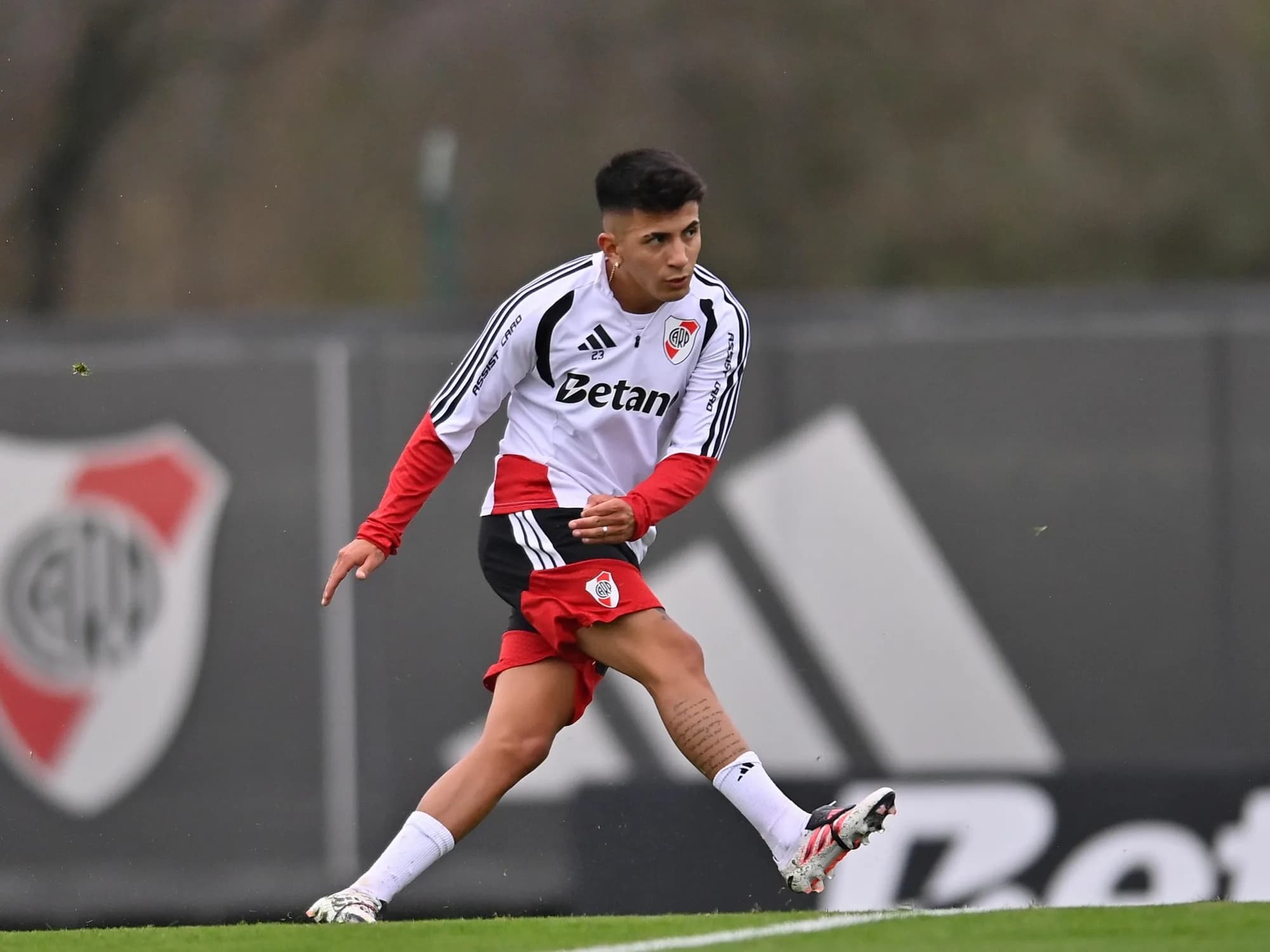 Almada, de su buen estreno en el Monumental a estar listo para debutar en la Sudamericana con River