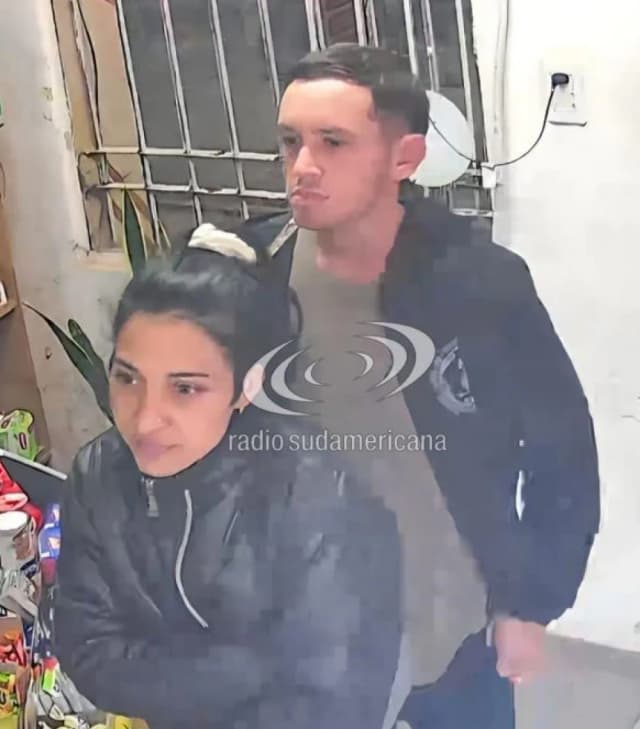 Una pareja quedó grabada mientras robaba chocolates de un kiosco