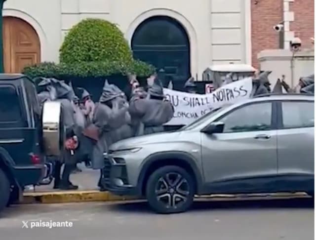 Vestidos como Gandalf, un grupo de manifestantes protestó contra Peter Thiel en Palermo