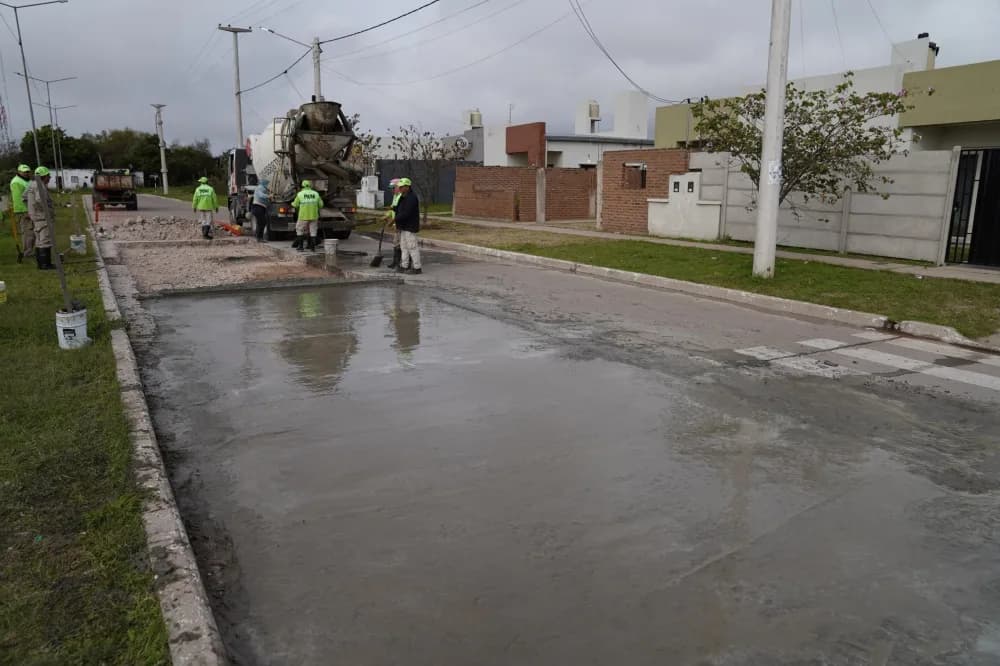 El Municipio avanza con obras de bacheo y enripiado en distintos barrios de Capital