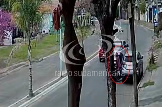 Video: chocó a una motociclista en plena avenida y se dio a la fuga