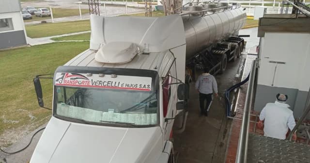 "Es un gran paso": tras más de 6 meses paralizada y varios conflictos con el gremio, una láctea volvió a producir quesos para exportar