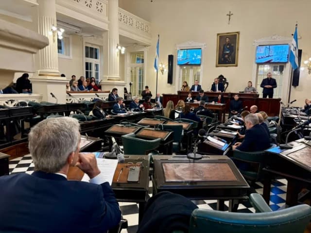Corrientes aprobó la ley para avanzar con la conexión fluvial con Santa Fe