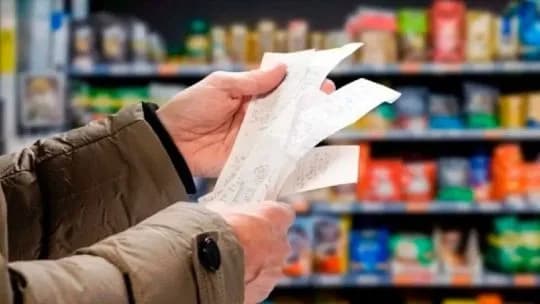 Un economista explicó por qué la baja de los bienes puede favorecer inicialmente el poder adquisitivo