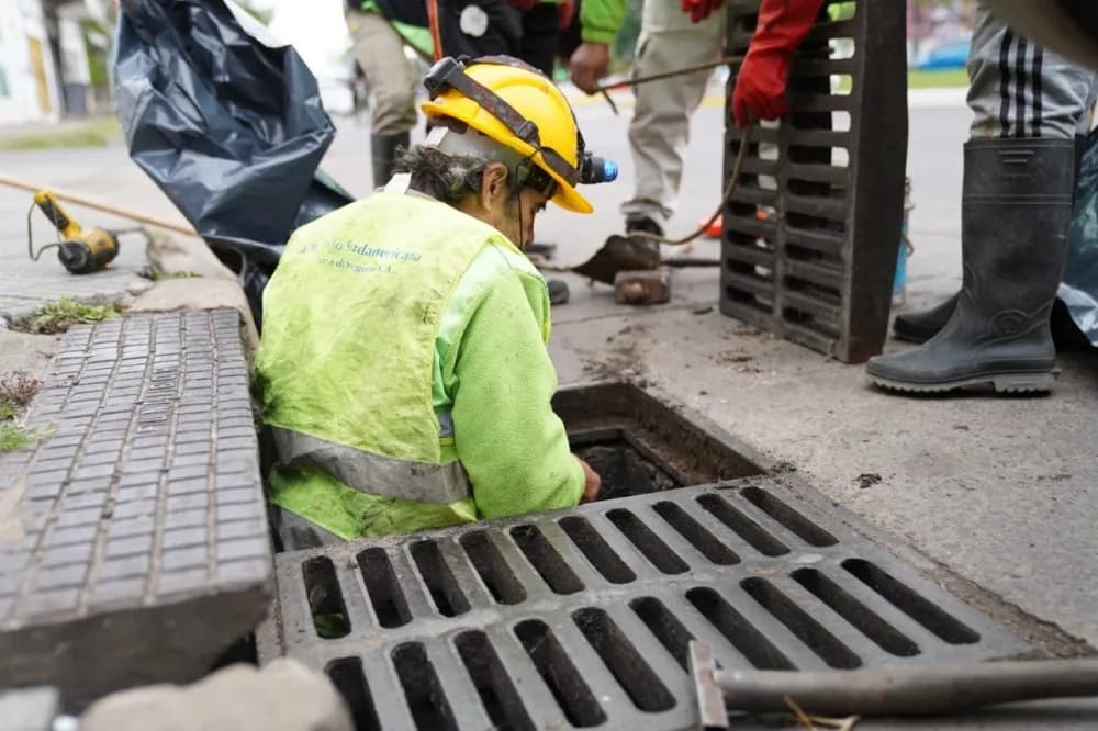 El Municipio amplía la limpieza de sumideros para mejorar el drenaje en avenidas y calles