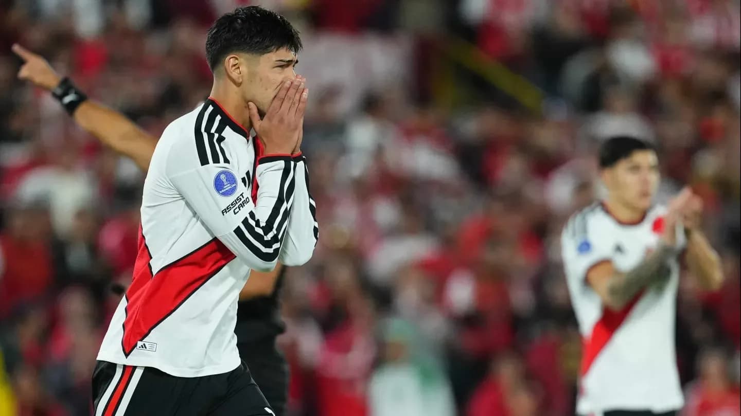 Grave error de Lautaro Rivero y salvada milagrosa de River - TyC Sports