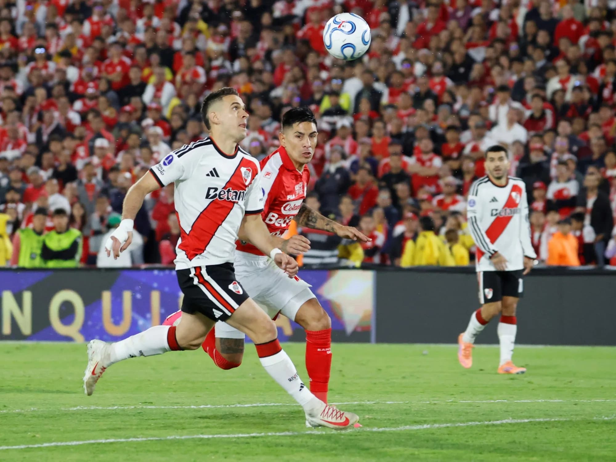 La reacción de Borré luego del duro cruce con Coudet: "Queda en la cancha..."