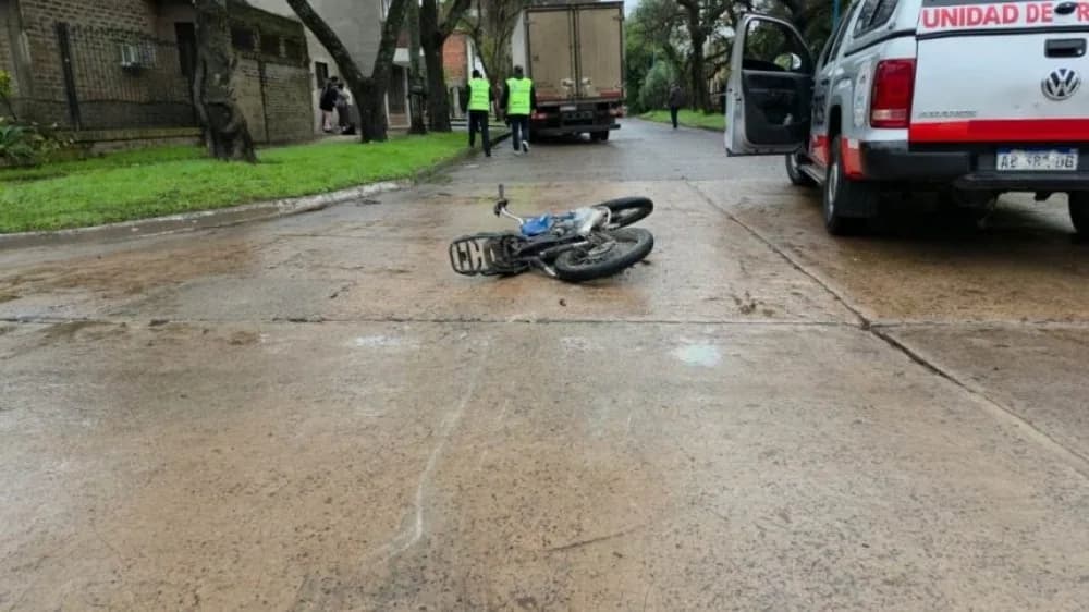 Esquina: motociclista en grave estado tras chocar con un camión