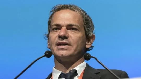 Lucas Llach: "Si la economía está más lenta, no se lo puede atribuir al ´riesgo kuka´"