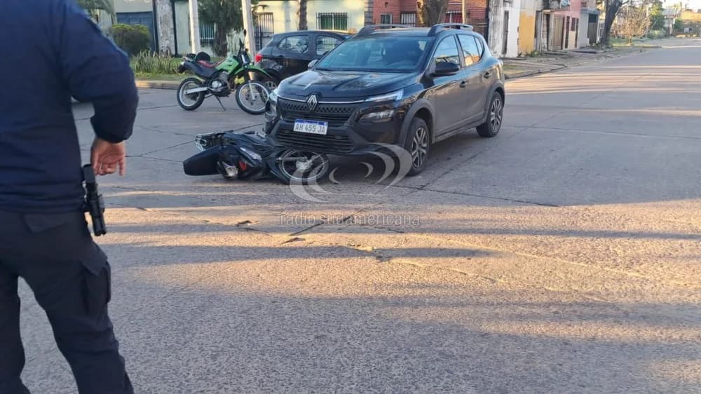 Portada de video: Adolescente en moto y sin casco casi termina bajo un auto