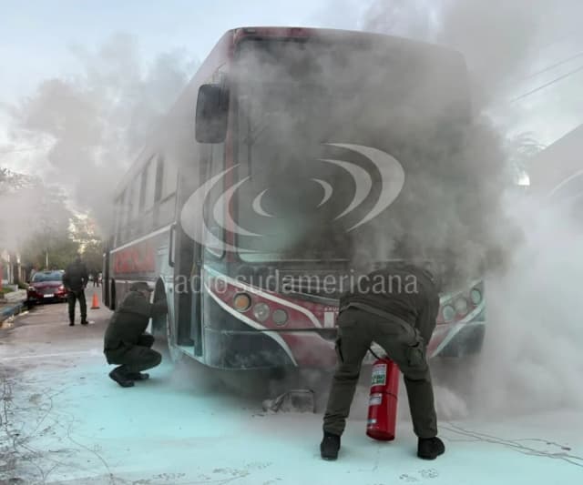 Se incendió un colectivo urbano en pleno centro de Resistencia