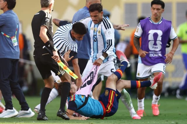 La FIFA castigó a Paredes con 10 partidos por los incidentes en la final y multó a la AFA por la bandera de Malvinas