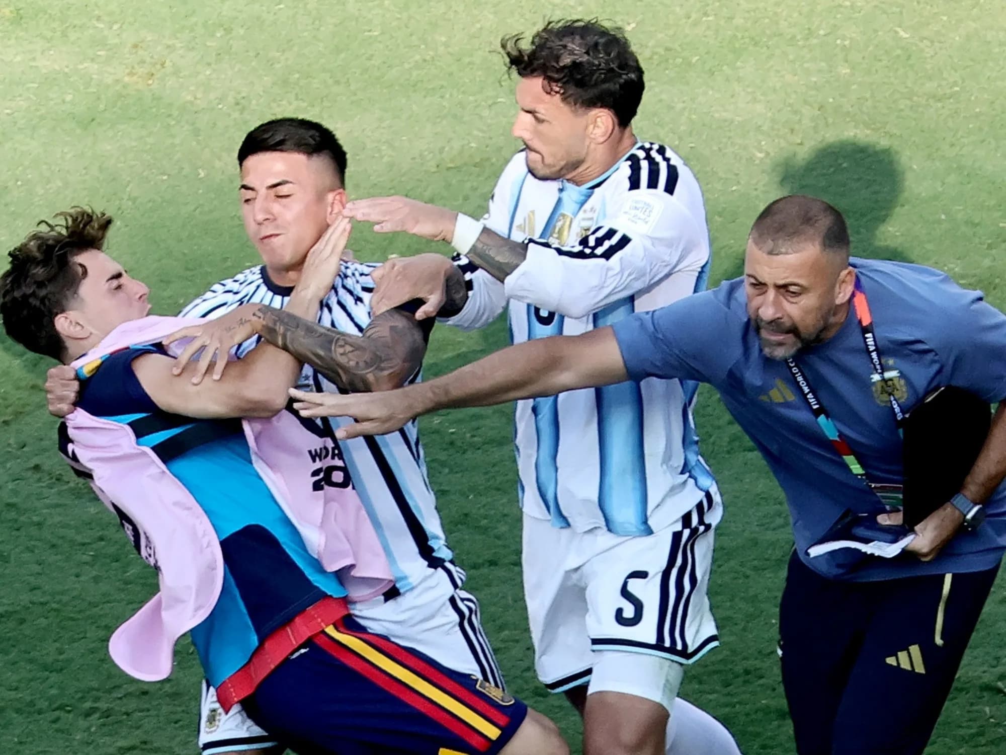 Cuánto tiempo podría estar Paredes afuera de la Selección tras la suspensión de diez partidos