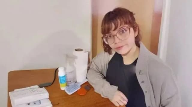 Una mujer cobra por sacar piojos a domicilio y se volvió viral