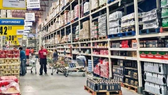 Las ventas en mayoristas y supermercados volvieron a caer en junio, según el INDEC