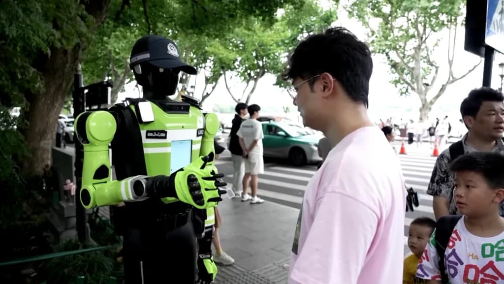 China lleva años enseñando robots espectaculares. En Hangzhou ya los ha puesto a controlar el tráfico