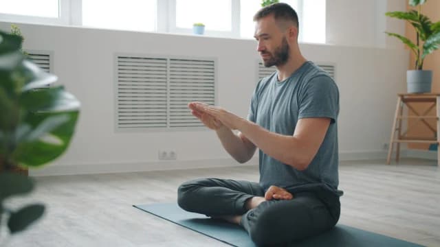 Pensábamos que meditar para reducir el estrés exigía demasiado tiempo. La ciencia ha demostrado que bastan unos minutos al despertar