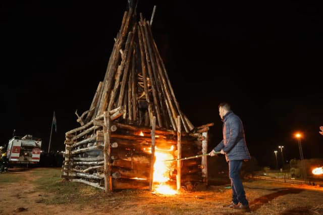 Valdés encendió el fogón que dio inicio al Festival Internacional del Guiso
