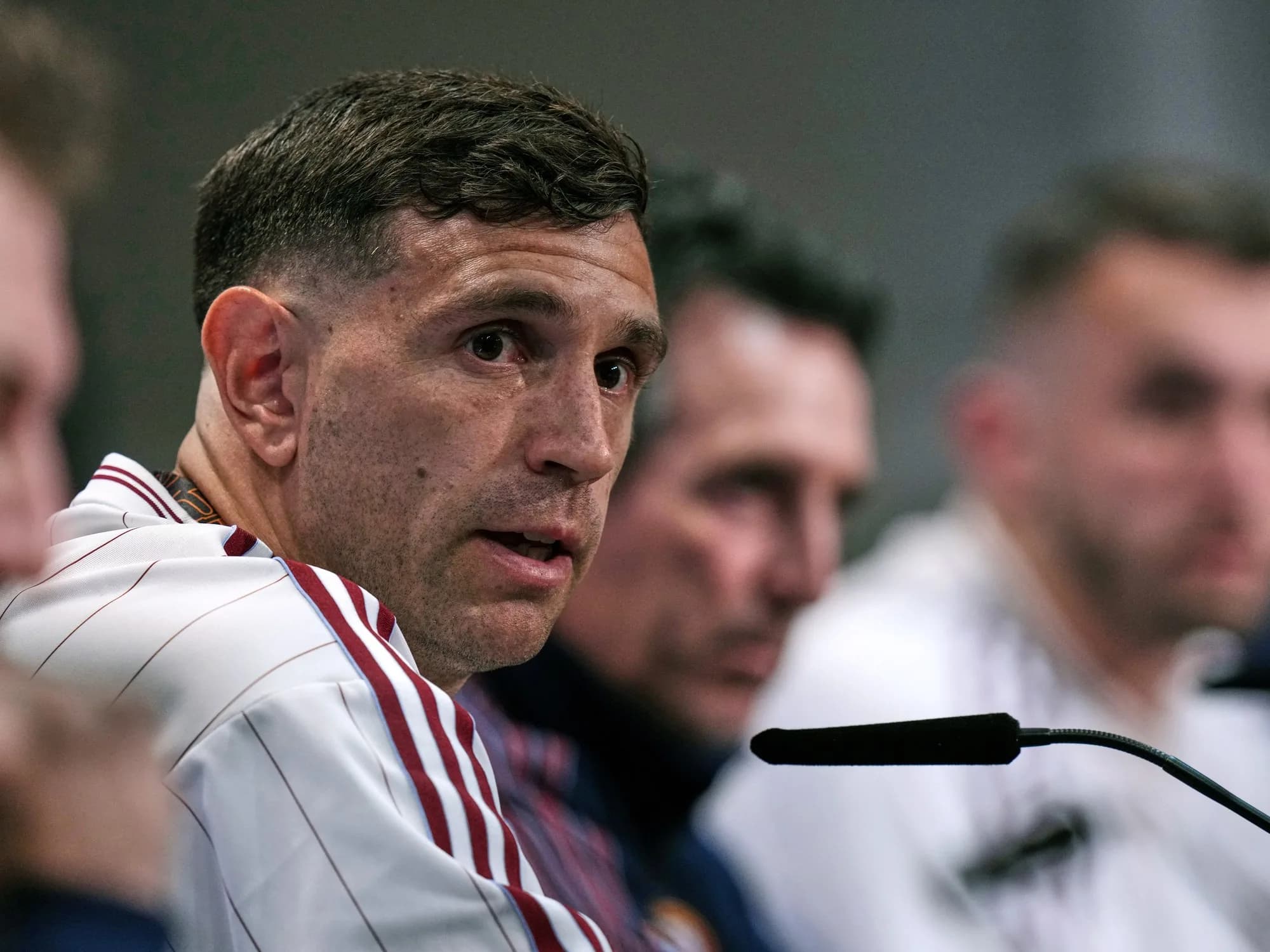 El DT de Aston Villa confirmó que el Dibu Martínez quiso cambiar de club: "Nos lo transmitió y decidimos..."