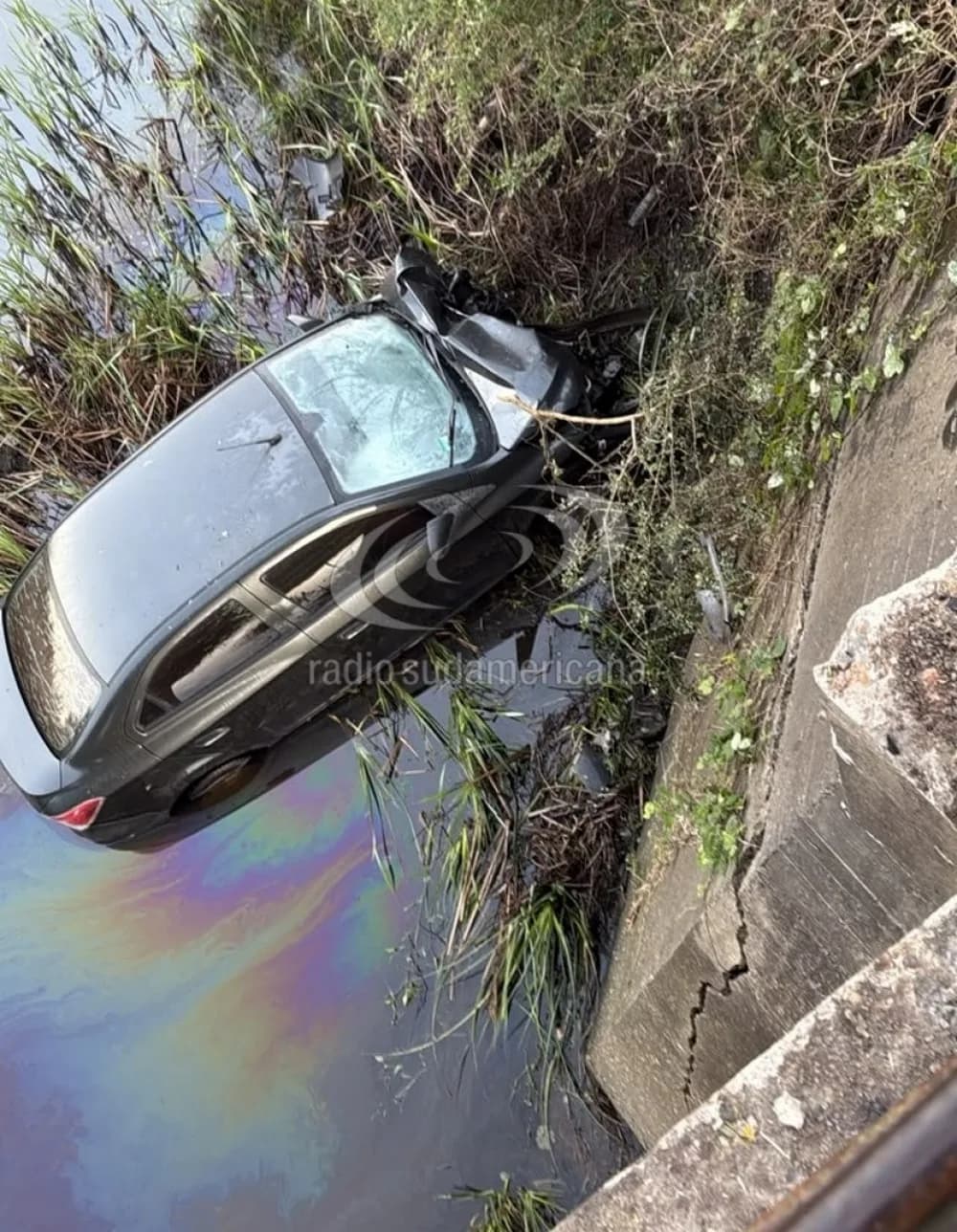 Comisario chocó con la baranda de un puente y cayó a un arroyo