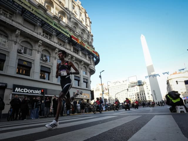 Yomif Kejelcha, nuevo récord mundial en los 21K de Buenos Aires
