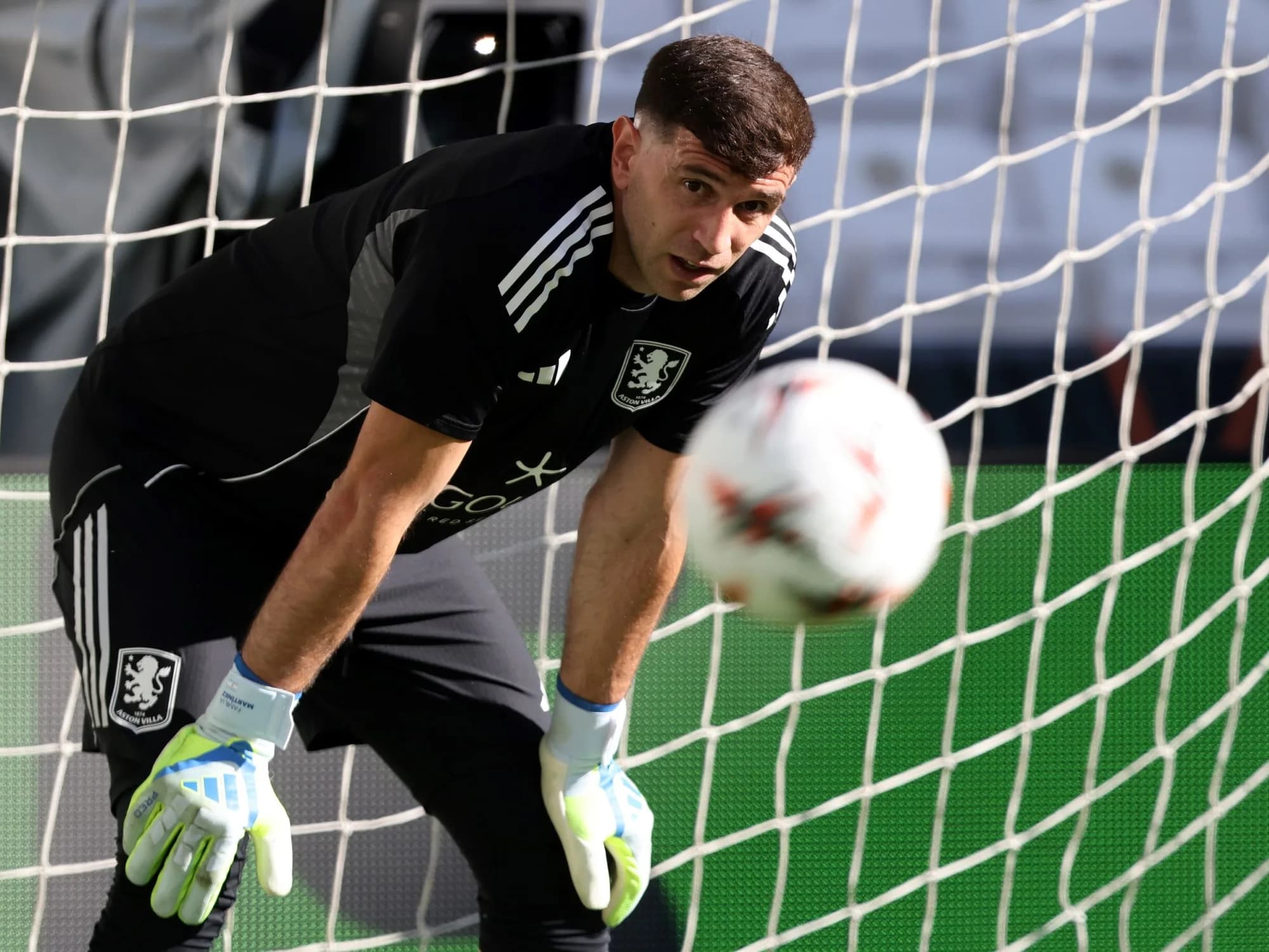 Dibu Martínez, afuera del debut del Aston Villa en la Premier League