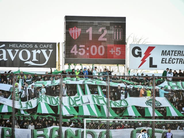 Los hinchas visitantes volvieron a la Primera B tras 11 años y hubo fiesta en las tribunas