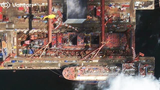 Una criatura marina está tomando forma en un puerto: mide 320 metros y sitúa a China en la liga más peligrosa del planeta