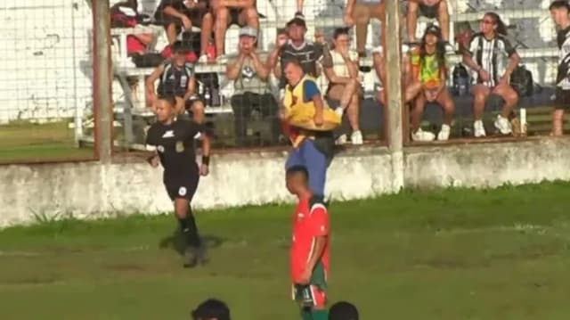 Video: un árbitro expulsó a un vendedor de chipá durante un partido