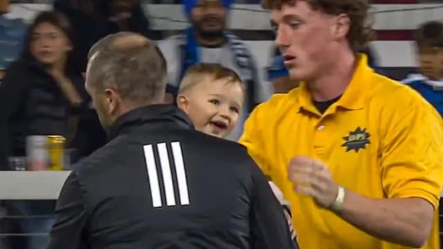 Un bebé entró a la cancha, interrumpió el juego y fue devuelto a su familia