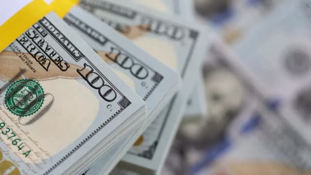 El dólar mayorista supera la barrera de los $1.500 y crecen las dudas sobre las tasas