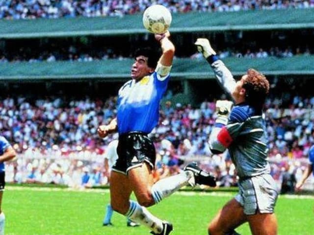 La histórica pelota de la Mano de Dios de Maradona en el 86 fue vendida por una cifra millonaria