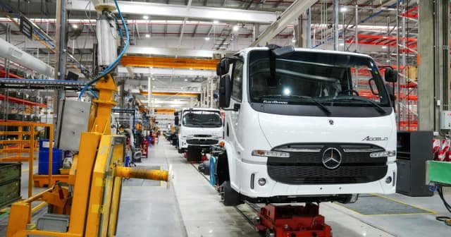 Según la UIA, la industria cayó en julio pero se mantiene 1,5% por encima del 2025
