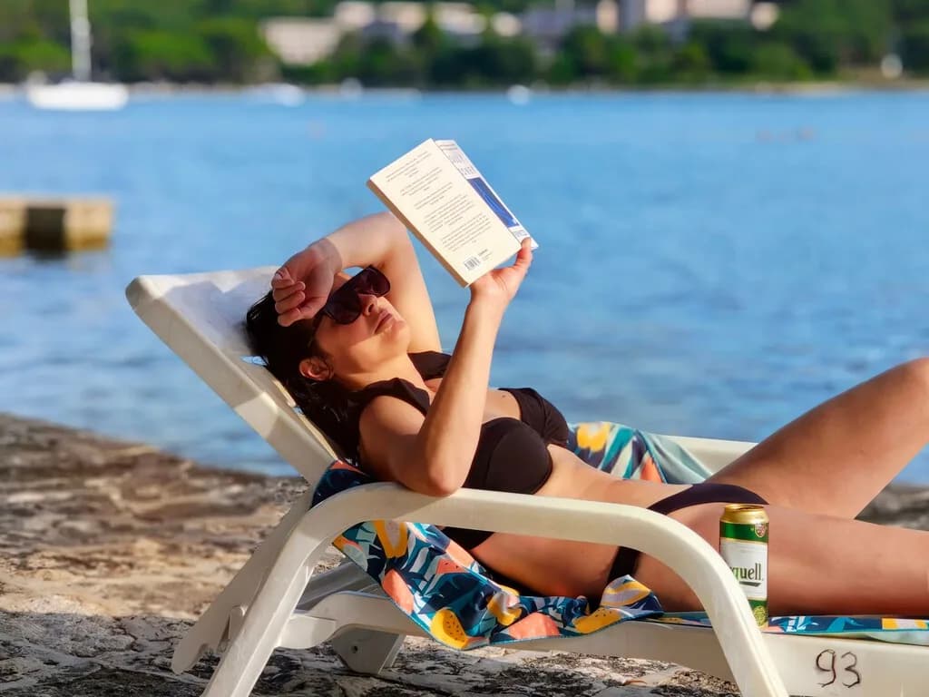 Vas a la playa a no hacer nada y vuelves más cansado que de la oficina: la ciencia tiene una explicación para esta paradoja