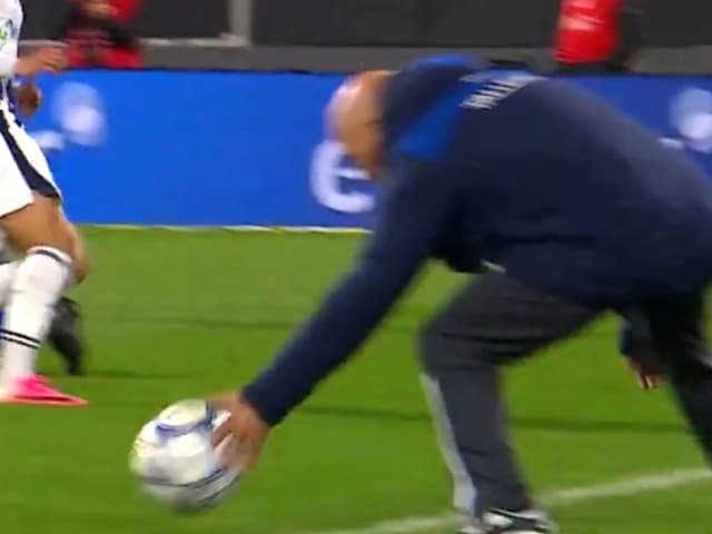 Video: Sampaoli quiso apurar un lateral para Talleres, le cobraron mano y casi termina en gol de Rosario Central