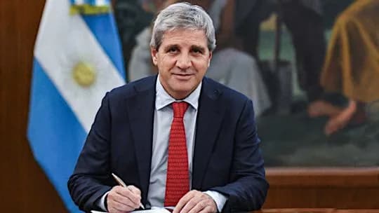 Expectativa por Caputo: el Gobierno prepara anuncios en medio de la escalada del dólar y el debate por las deudas familiares