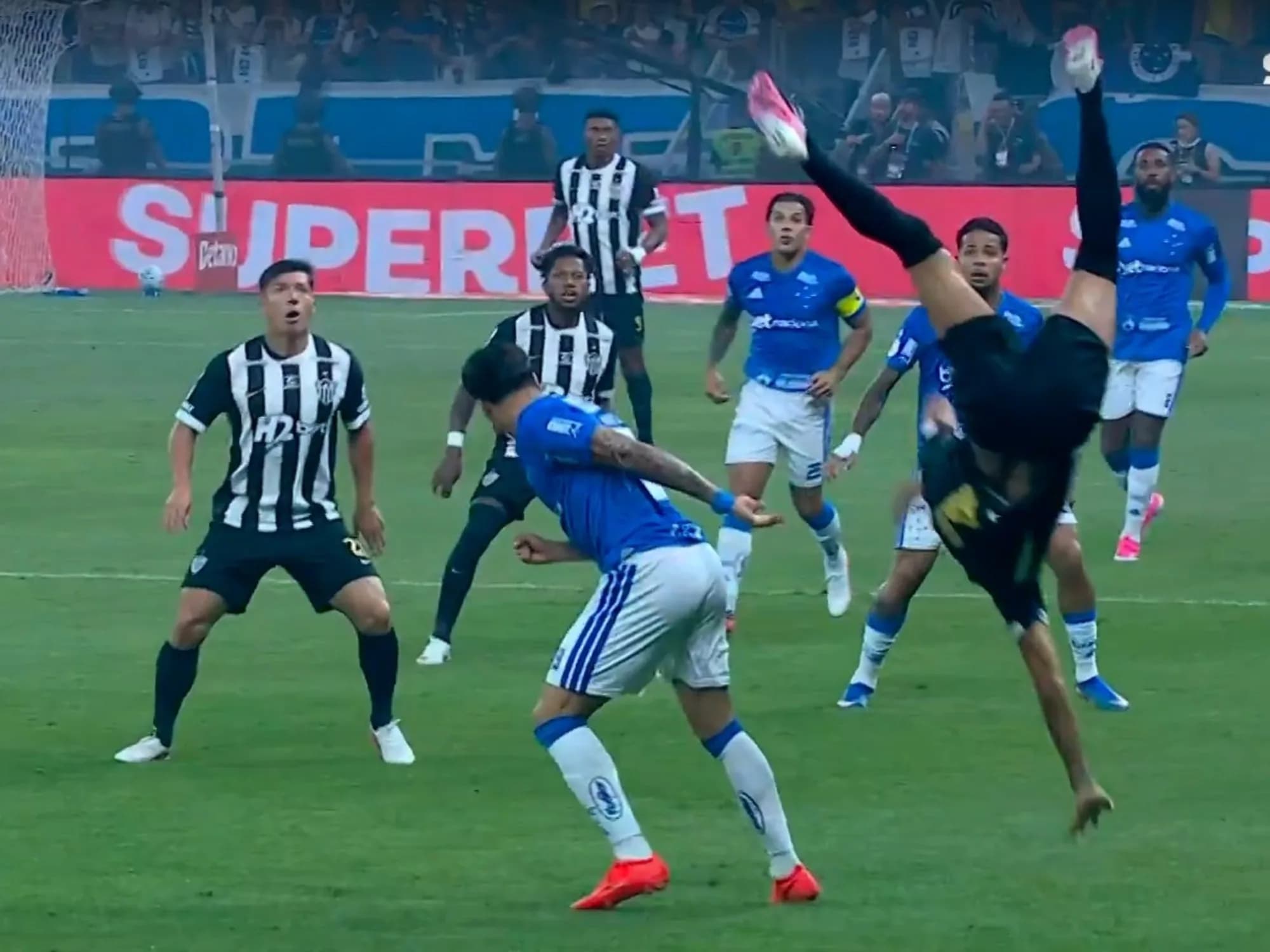 Video: voló por el aire y debió dejar la cancha