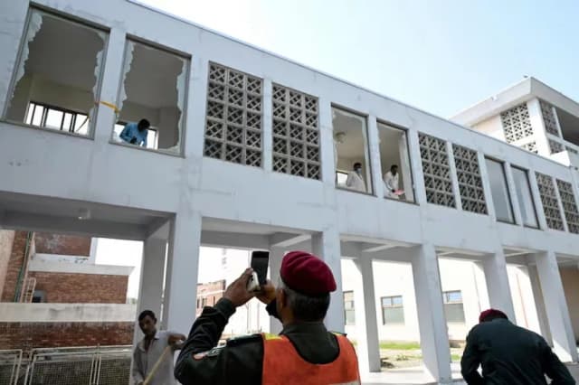 Horror en Paquistán: murieron 14 niños en el incendio de una sala de recién nacidos