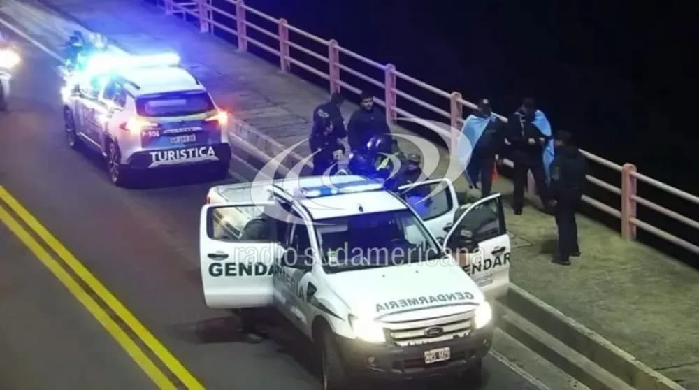 Dramático rescate en el puente: cuatro personas forcejearon para salvar a un hombre