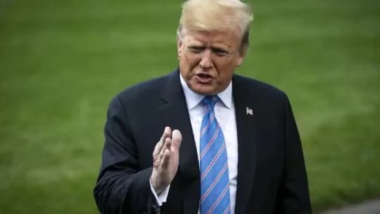 Trump evalúa imponer más aranceles contra Canadá tras represalias de Carney