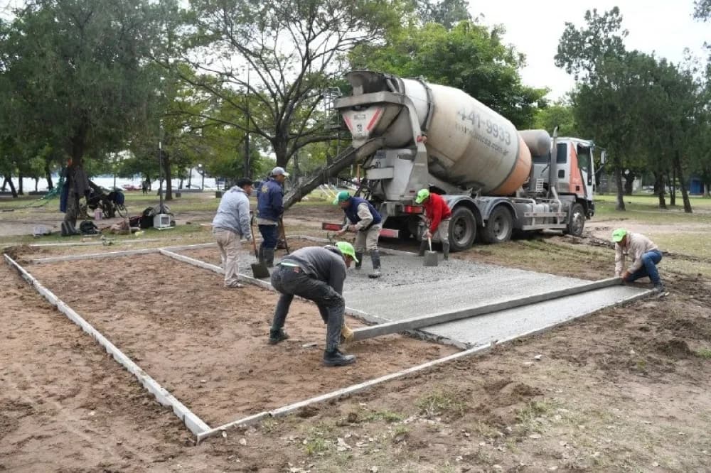Más juegos, deporte y luz: el Municipio mejora la infraestructura del parque Mitre