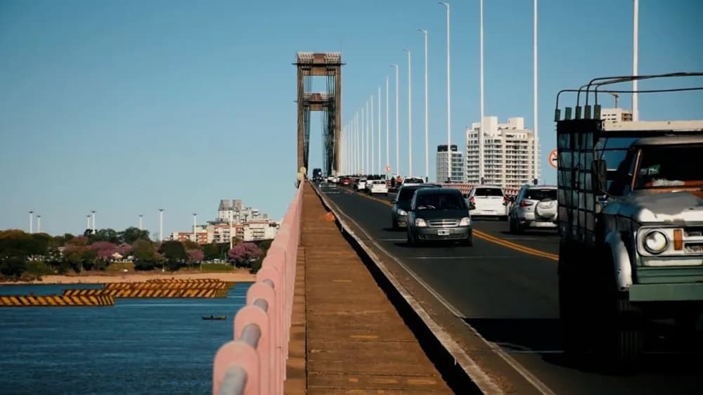 Caminaba borracho sobre el Puente Belgrano y generó preocupación