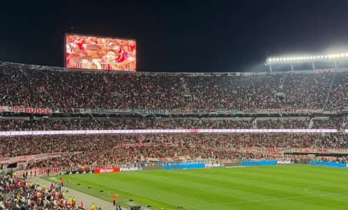 Murió un hincha de River en el Monumental durante el partido ante Independiente Santa Fe