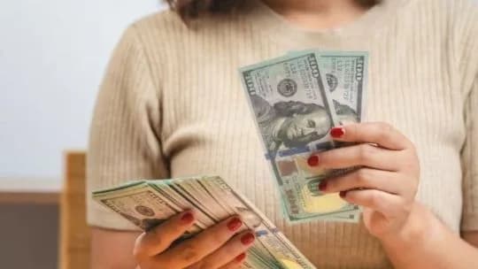 Cambio de hábito: los argentinos mantienen el ahorro en dólares pero eligen bancarizar sus divisas